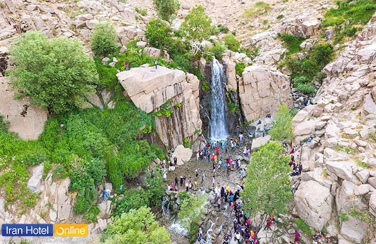 آبشار گنجنامه و گردشگران اطراف آن از نمای بالا