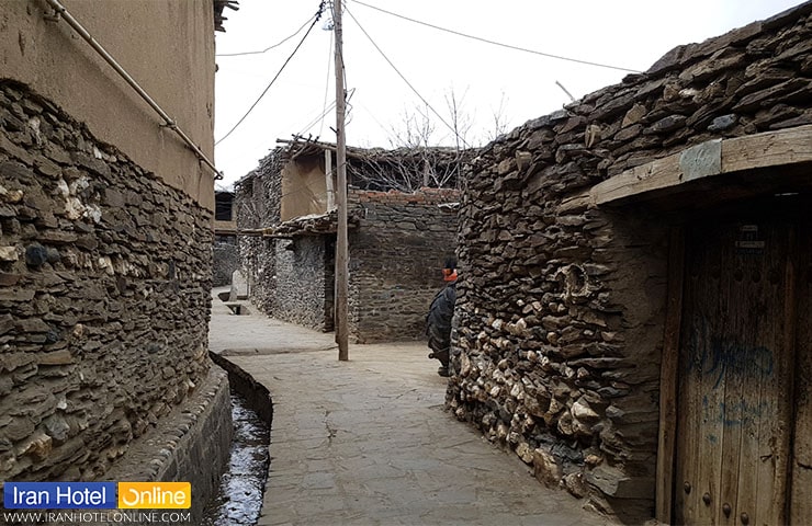 خانه های سنگی و پیاده رو سنگفرش روستای ورکانه همدان