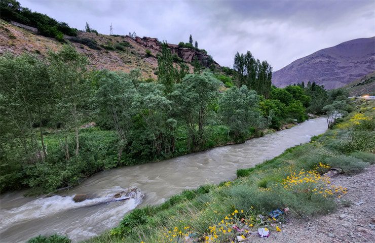 رودخانه ای خروشان در کنار جاده چالوس