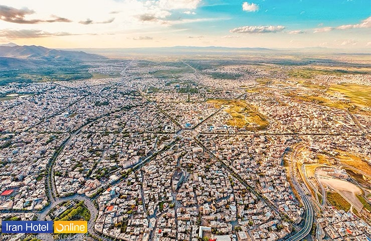 نمایی از بالا از شهر همدان