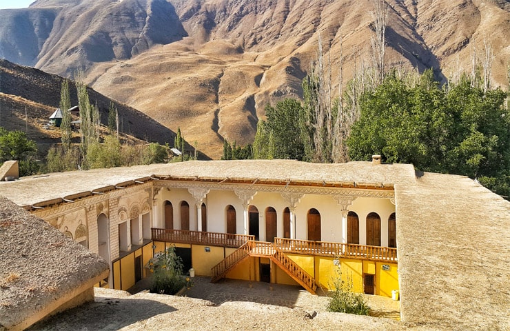 نمایی از خانه قدیمی نیمایوشیج روستای یوش