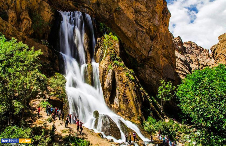 آب سفید و کوه و درختان اطراف در یک قاب زیبا