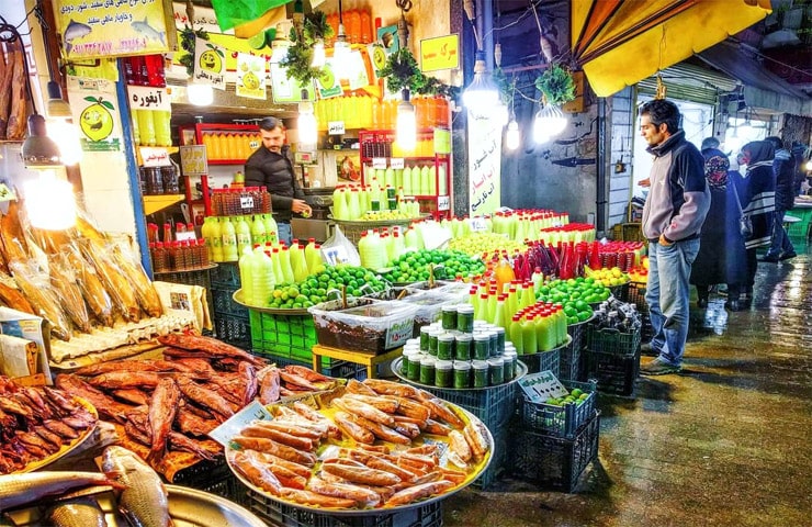 غرفه های فروش مواد غذایی در بازار روباز رشت