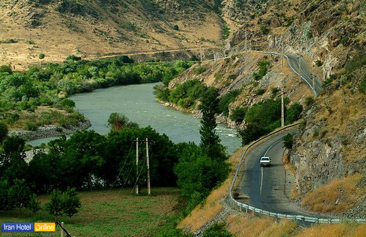 جاده اسفالته در کنار رود جاری ارس و طبیعت سبز اطراف آن