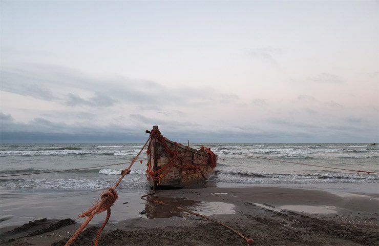 تصویری زیبا از قایق پهلو گرفته در ساحل چمخاله