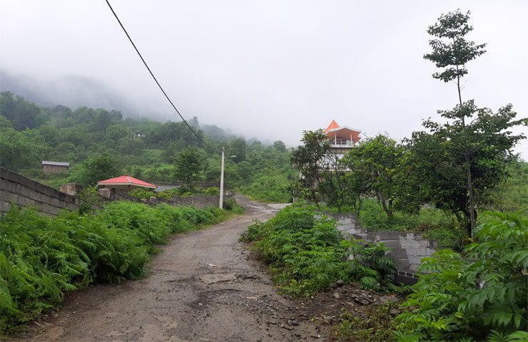 هوای مه آلود و جاده خاکی باران زده در روستای اوشیان