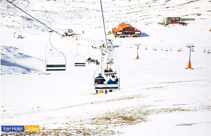 گردشگران سوار بر تله سیژ توچال در زمستان