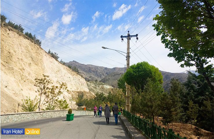 مسیر راه سلامتی توچال و عابرانی که در این مسیر پیاده‌روی می‌کنند