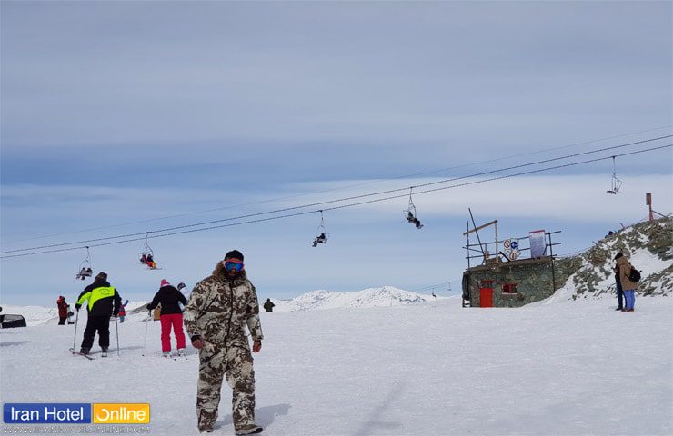 تصویری از اسکی بازی در زمین برفی توچال