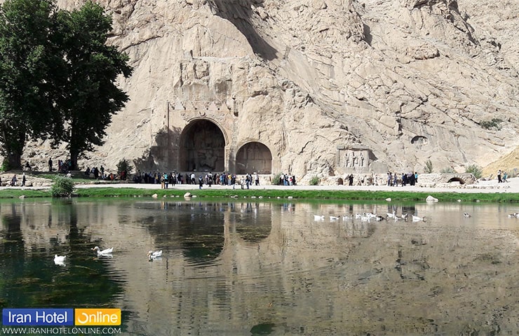 گردشگران در طاق بستان کرمانشاه