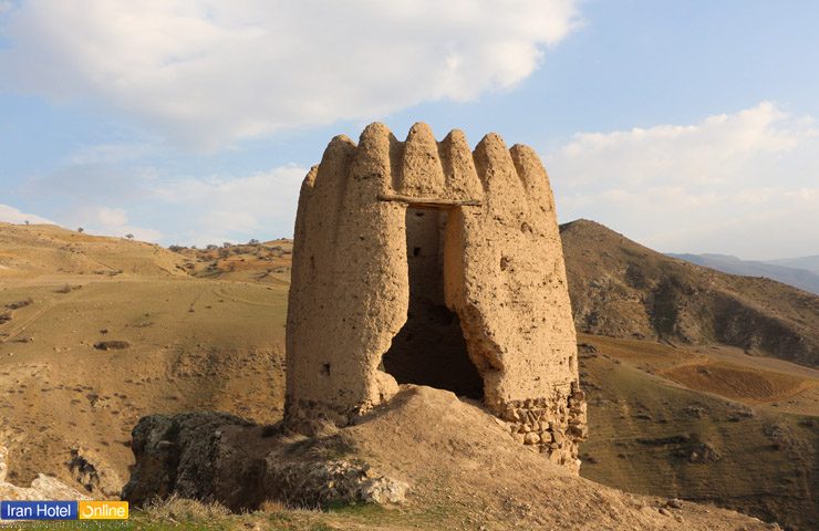 بازمانده بنای تاریخی قلعه گرماور بر فراز دشت