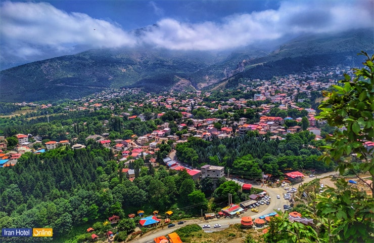 نمایی دور از ییلاق بهشتی جواهر ده با آسمانی پاک و نیمه ابری