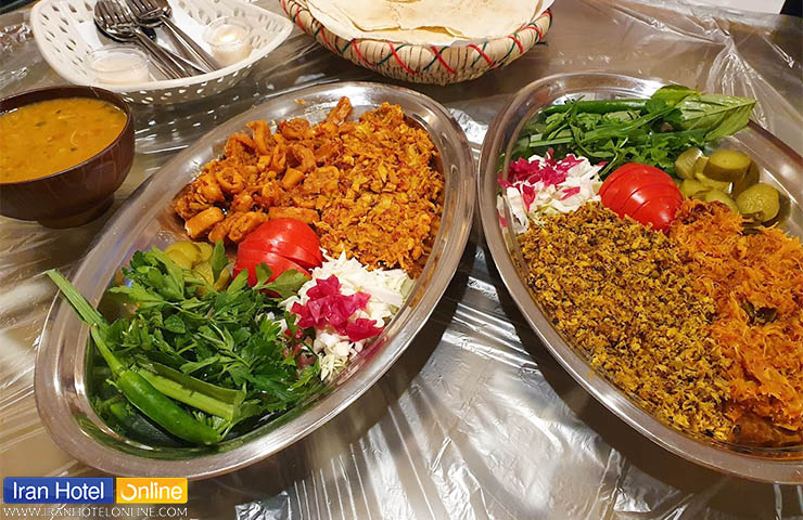 غذای دریایی به همراه سبزی، خیارشورو گوجه در رستوران ریایی گشر قشم