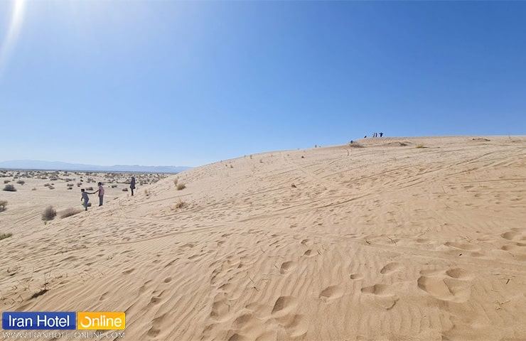 مسافران در حال پیاده‌روی در کویر متین آباد