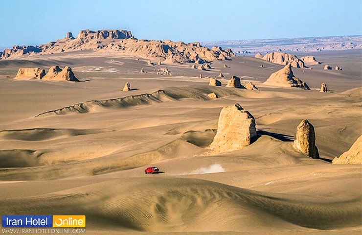 کویر لوت و کلوت‌های کوچک و بزرگ در آن