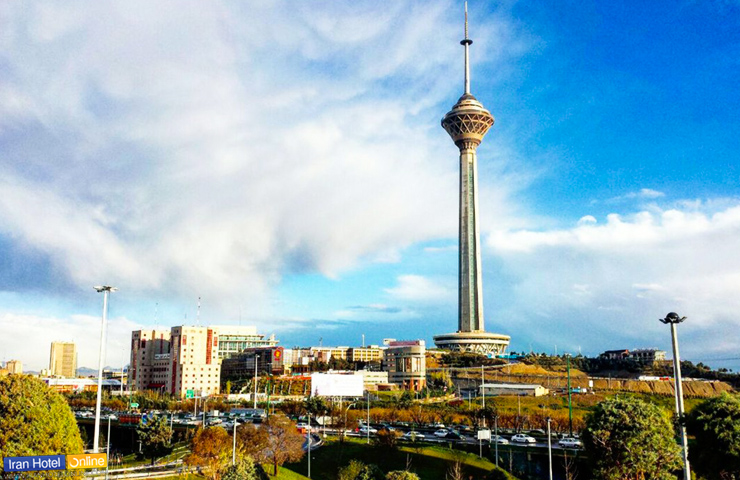 برج میلاد از نمایی نزدیک با پس زمینه‌ای از روزهای پاک تهران