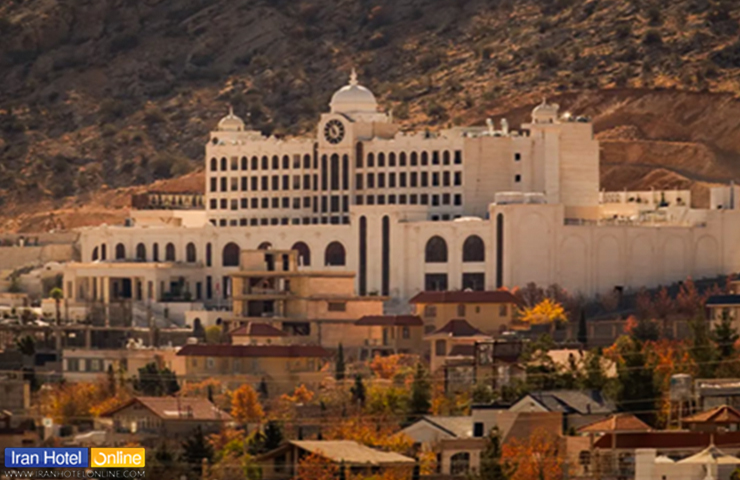 نمایی زیبا از هتل بزرگ رز شیراز در غروب پاییزی